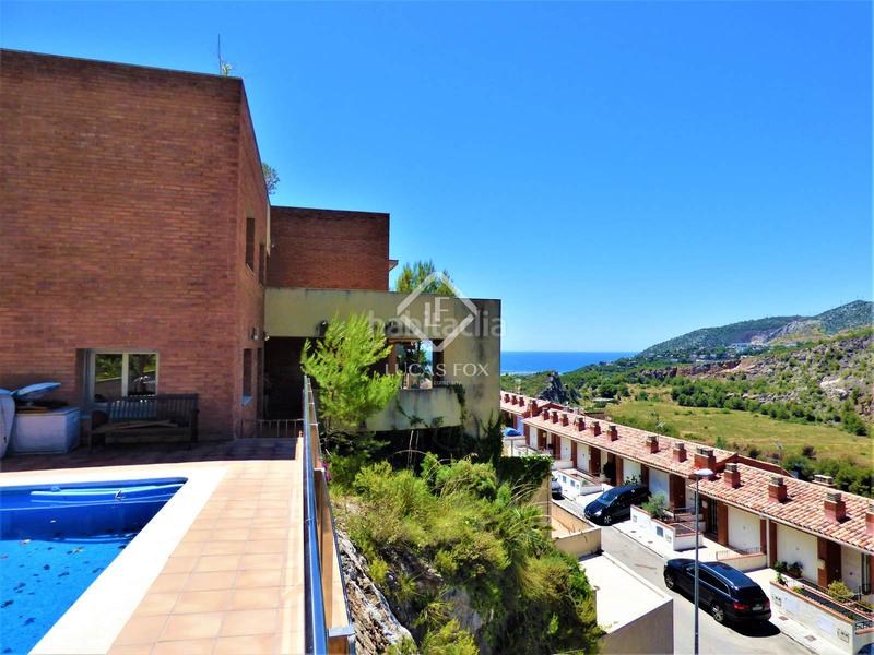 Foto 57fa8808-15ae-439e-8d69-5808c0eacd89. Chalet villa de 4 dormitorios con vistas panorámicas en venta en botigues en Sitges