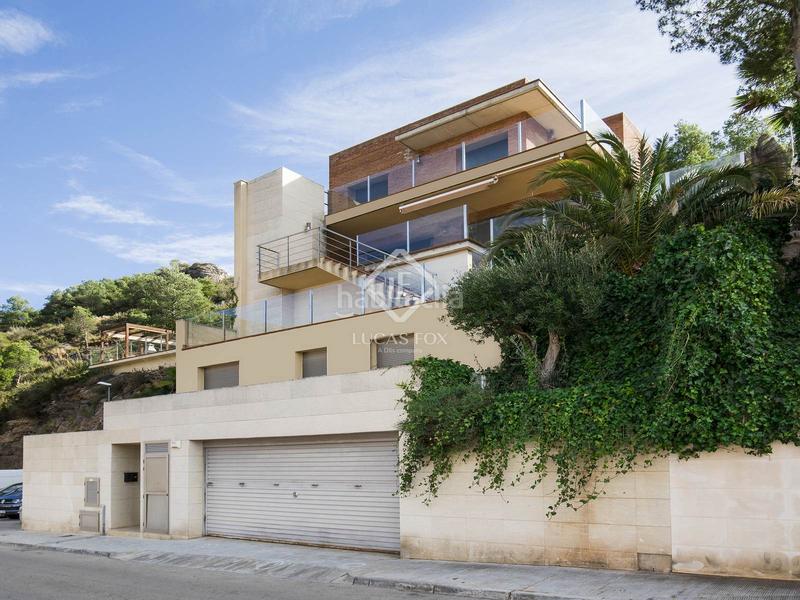 Foto 5f30659d-01d6-4184-abc2-f5fe4ed200c9. Chalet villa de 4 dormitorios con vistas panorámicas en venta en botigues en Sitges