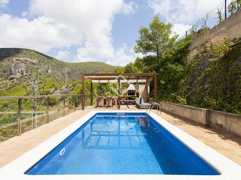 Foto 6922ce4e-fc09-4cab-a1dd-c3cc3ed063d5. Chalet villa de 4 dormitorios con vistas panorámicas en venta en botigues en Sitges