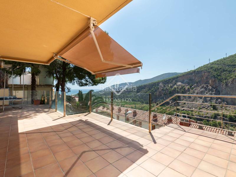 Foto 6da7e4d9-1ed8-41f3-a304-8b97aace754e. Chalet villa de 4 dormitorios con vistas panorámicas en venta en botigues en Sitges