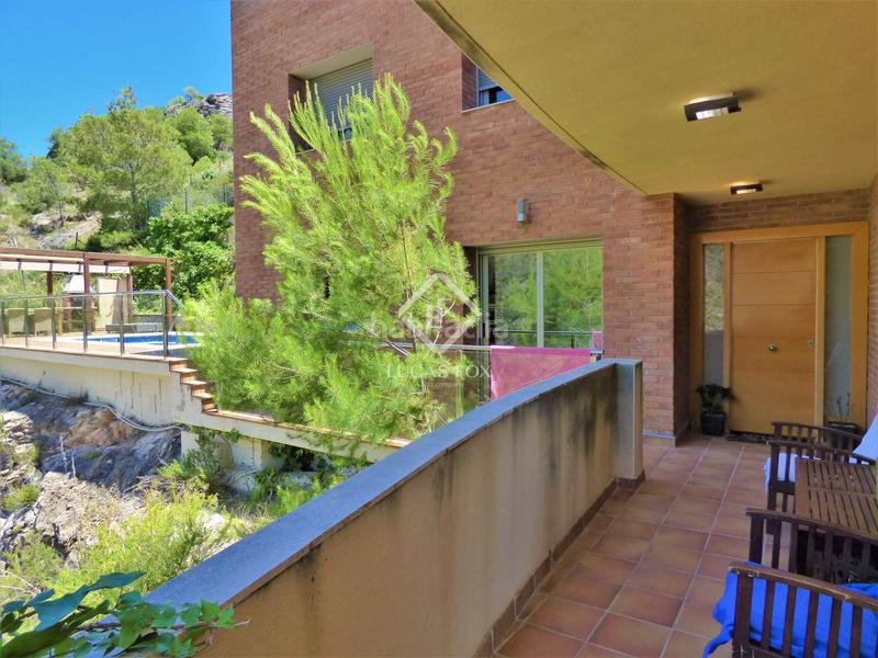 Foto 735625c2-a2f1-4881-aaf4-e50dfbceb93b. Chalet villa de 4 dormitorios con vistas panorámicas en venta en botigues en Sitges