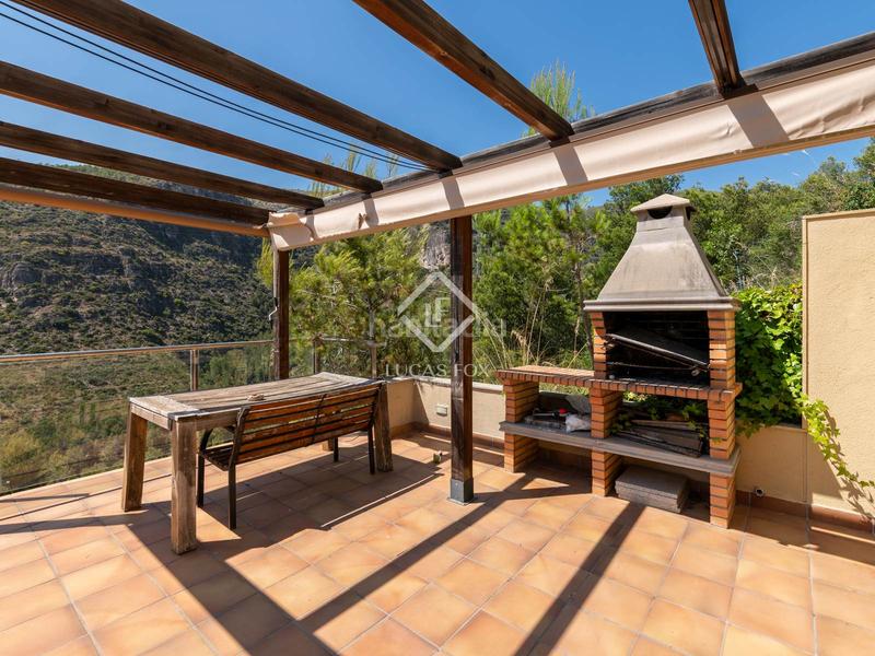 Foto 842705df-120f-470c-99e1-c5de8ce4cf42. Chalet villa de 4 dormitorios con vistas panorámicas en venta en botigues en Sitges