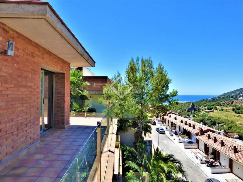 Foto 84fa401d-57ba-4198-8990-28498862d61a. Chalet villa de 4 dormitorios con vistas panorámicas en venta en botigues en Sitges