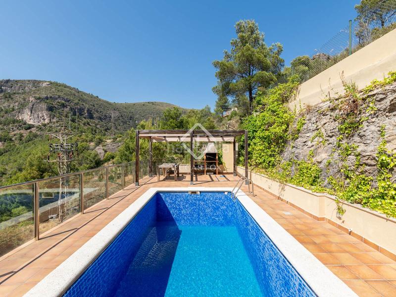 Foto a2db4b32-8dab-4aa7-b8ff-b0002b77580f. Chalet villa de 4 dormitorios con vistas panorámicas en venta en botigues en Sitges