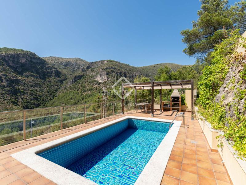 Foto a35c7f01-9763-4c3e-98df-0ced2a674fa9. Chalet villa de 4 dormitorios con vistas panorámicas en venta en botigues en Sitges