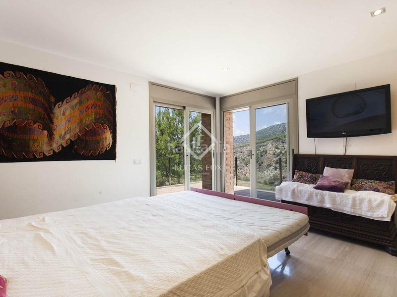Foto c982c331-be24-4f08-8d9a-e8857569692d. Chalet villa de 4 dormitorios con vistas panorámicas en venta en botigues en Sitges