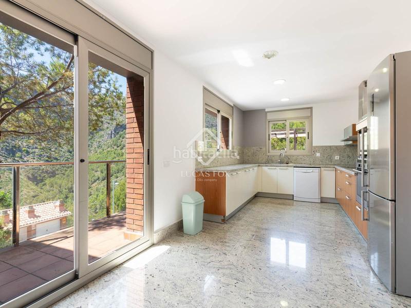 Foto d227f710-6fa4-4a79-8bc1-82f513ec292b. Chalet villa de 4 dormitorios con vistas panorámicas en venta en botigues en Sitges