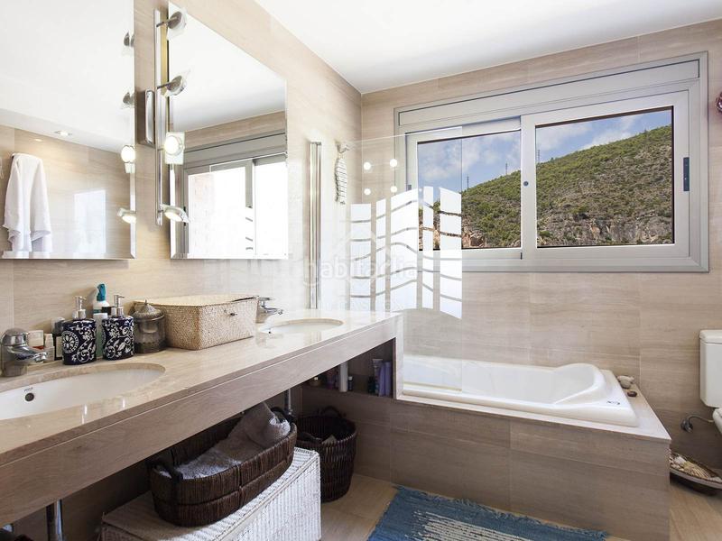 Foto d82521be-a7bb-4fa5-964d-1d4d3961c098. Chalet villa de 4 dormitorios con vistas panorámicas en venta en botigues en Sitges