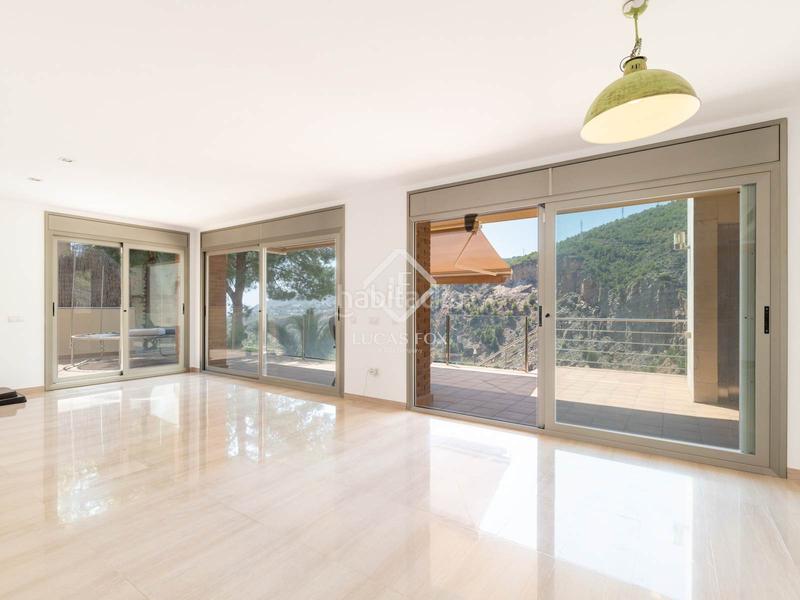 Foto d99c6bbb-efcd-4dfa-96ad-f6830f6647f0. Chalet villa de 4 dormitorios con vistas panorámicas en venta en botigues en Sitges
