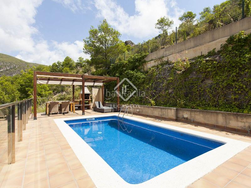 Foto d9aa6106-d50c-42fe-b841-72da63553a55. Chalet villa de 4 dormitorios con vistas panorámicas en venta en botigues en Sitges