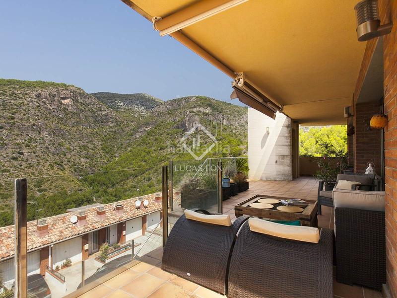 Foto fb9cb09a-9529-404b-8f72-24fa082549e9. Chalet villa de 4 dormitorios con vistas panorámicas en venta en botigues en Sitges