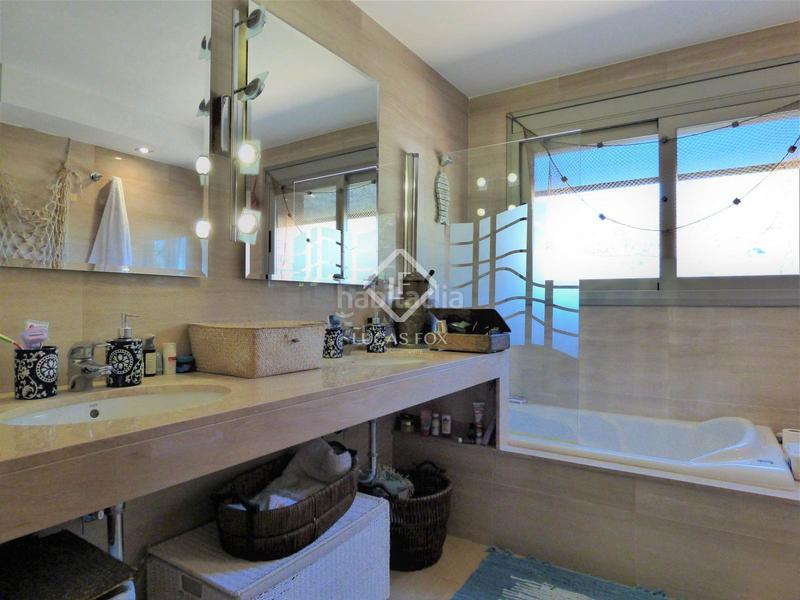 Foto fbb68241-e155-419c-b0b3-82b997fcea7e. Chalet villa de 4 dormitorios con vistas panorámicas en venta en botigues en Sitges