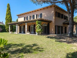 Chalet à Rocaferrera. Casa de estilo villa toscana en venta en rocaferrera, sant andre