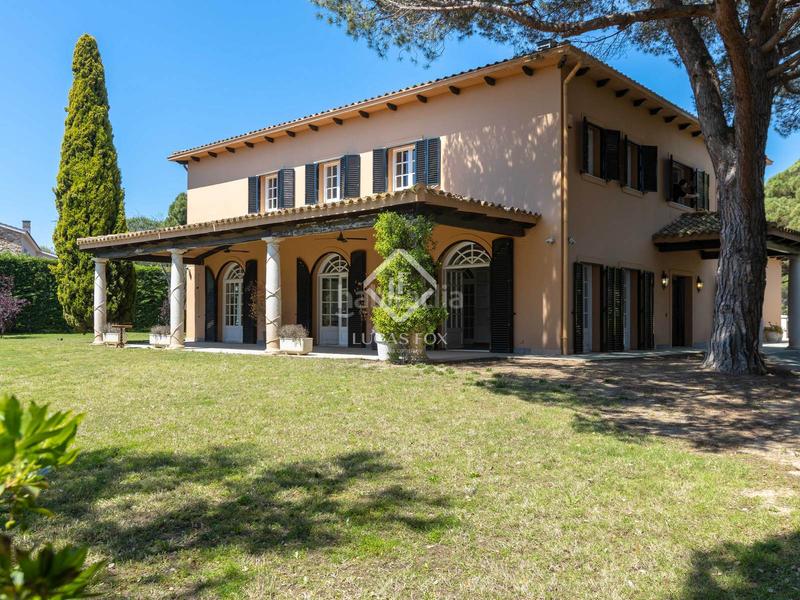 Foto 1217ce25-15b7-41db-9489-b0d218523f70. Chalet casa de estilo villa toscana en venta en Rocaferrera, en Sant Andreu de Llavaneres