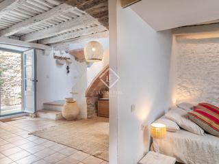Masia a Cruïlles, Monells i Sant Sadurní de l´Heura. Auténtica casa de pueblo centenaria en venta cerca de la bisbal