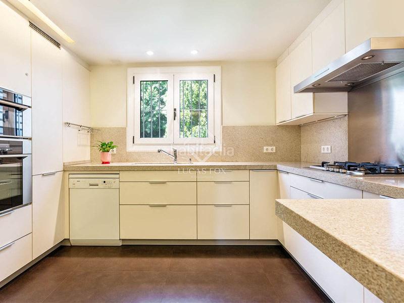 Foto 7ba0e453-3946-4dd0-902d-397d9506d56c. Chalet maravillosa casa de cuento con jardín privado en sant gervasibonanova. en Barcelona