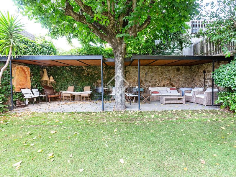 Foto 8fc4dccd-b730-4eeb-b866-398ed2a423b6. Chalet maravillosa casa de cuento con jardín privado en sant gervasibonanova. en Barcelona