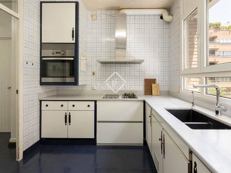 Foto 688649e7-1621-420d-8235-f0e901f9dd7f. Piso en venta piso con cinco habitaciones, terraza y garaje en finca situado en la calle reina victoria en Barcelona
