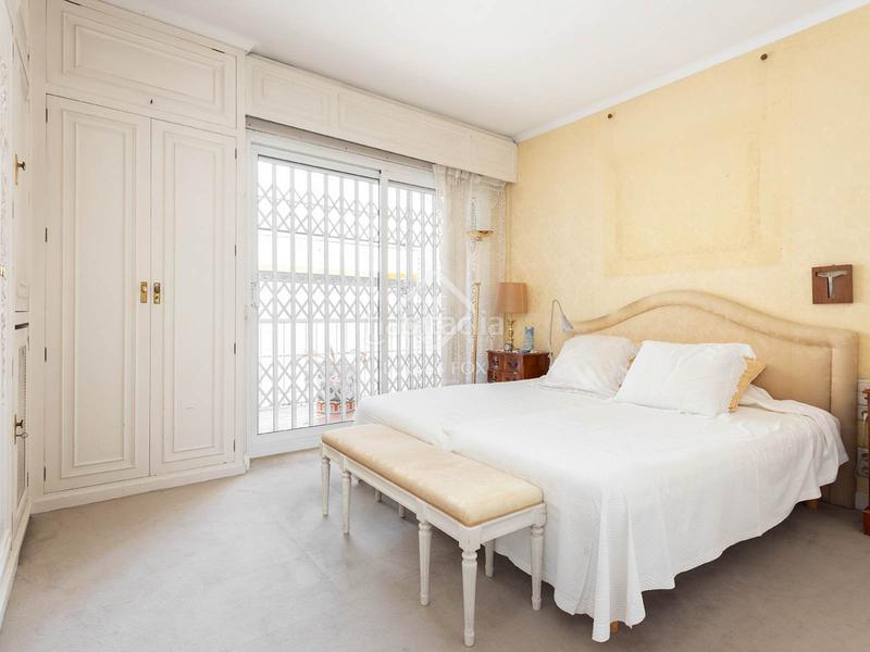 Foto 9665ef82-a303-4753-9575-0399b1f36e60. Piso en venta piso con cinco habitaciones, terraza y garaje en finca situado en la calle reina victoria en Barcelona