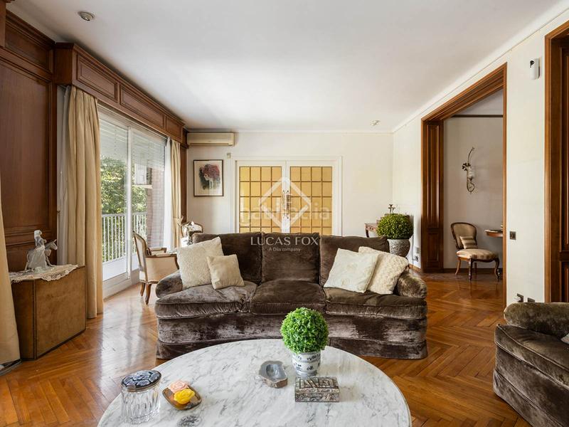 Foto b3f682b3-2114-4102-a964-986b380b8b4d. Piso en venta piso con cinco habitaciones, terraza y garaje en finca situado en la calle reina victoria en Barcelona