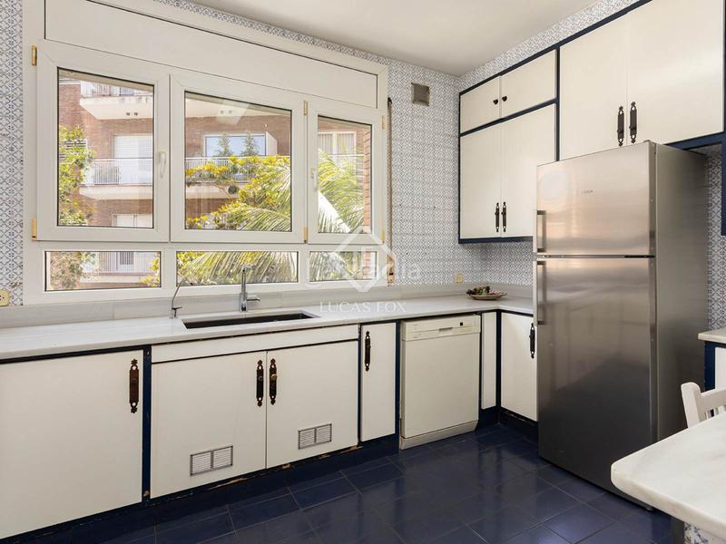 Foto ed714a45-47fd-4771-9bf7-7f0a75eb8907. Piso en venta piso con cinco habitaciones, terraza y garaje en finca situado en la calle reina victoria en Barcelona
