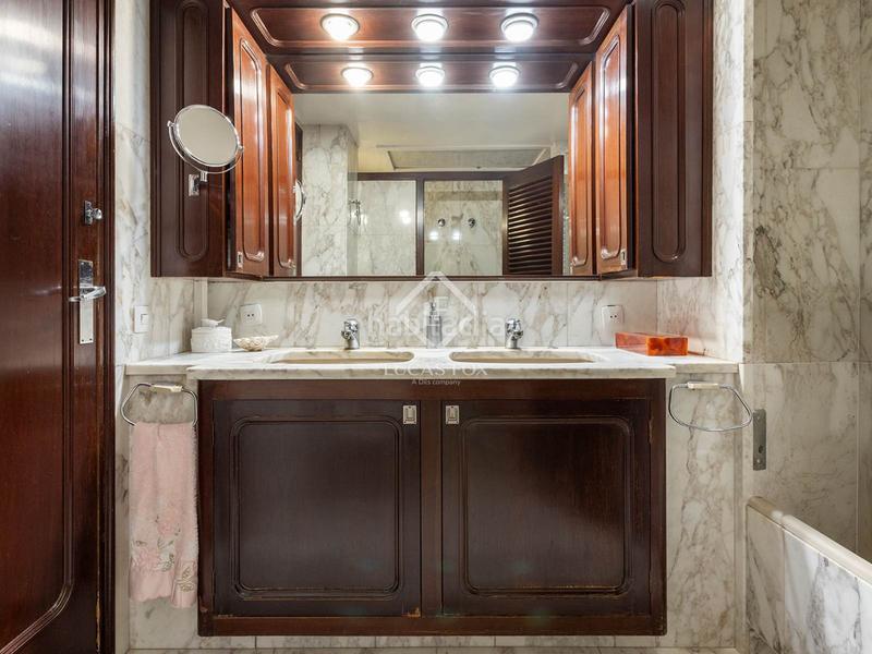 Foto fa542dad-6843-426a-9f6c-afe43d2c428d. Piso en venta piso con cinco habitaciones, terraza y garaje en finca situado en la calle reina victoria en Barcelona
