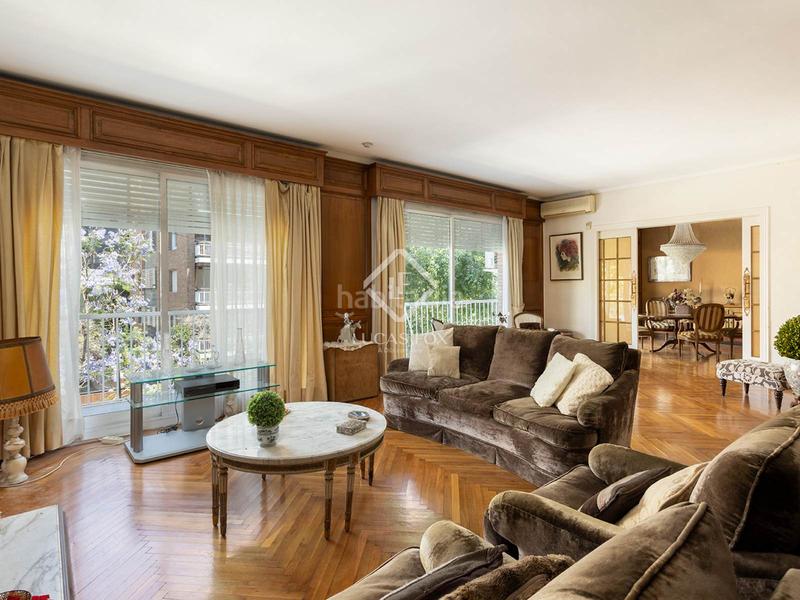 Foto fed70f14-8bd0-43f4-88ff-e42f7250da2e. Piso en venta piso con cinco habitaciones, terraza y garaje en finca situado en la calle reina victoria en Barcelona