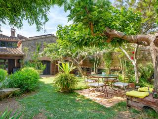 Masia a Sant Jordi Desvalls. Casa de pueblo con 2 dormitorios, jardín y piscina en venta en b