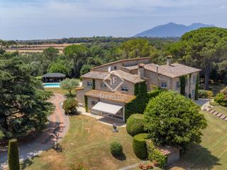 Masia a Navata. Casa rural en excelentes condiciones de 8 dormitorios en venta e