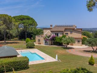 Mas dans Navata. Casa rural en excelentes condiciones de 8 dormitorios en venta e
