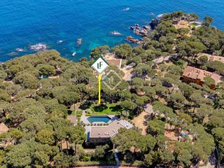 Chalet in Calella de Palafrugell. Villa de diseño, con estupendas vistas al mar, 6 habitaciones, e