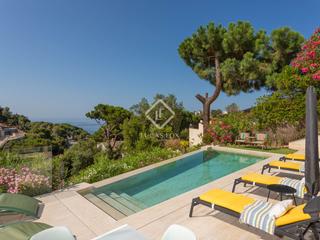 Xalet a Santa Maria de Llorell. Espectacular villa moderna con vistas al mar en santa maria de l
