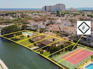 Finca rústica a Requesens. Parcela en canal principal con amarre de 13,50m en empuriabrava,