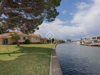 Finca rústica en Requesens. Parcela en canal principal con amarre de 13,50m en empuriabrava,