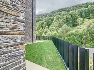 Chalet in Pal-Xixerella. Casa pareada de 415 m con 4 dormitorios y jardín en venta en la