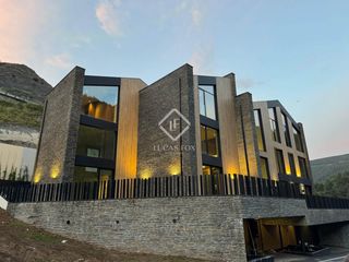 Xalet a Pal-Xixerella. Casa pareada de 415 m con 4 dormitorios y jardín en venta en la