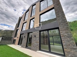 Xalet a Pal-Xixerella. Casa pareada de 415 m con 4 dormitorios y jardín en venta en la