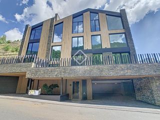 Xalet a Pal-Xixerella. Casa pareada de 429 m con 4 dormitorios y jardín en venta en la