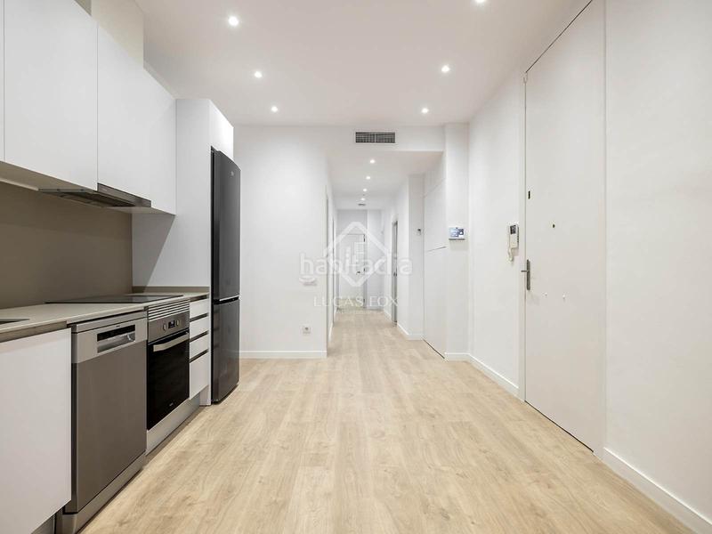 Foto 09ff1a2e-f3d3-4ee7-bd6f-092dbde98b71. Piso  reformado en venta con terraza privada de 82 m en la consell de cent en Barcelona