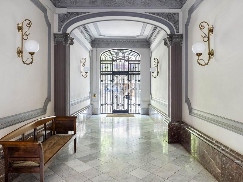 Foto 21251bb6-fb03-4f2d-9206-66bd617718e0. Piso  reformado en venta con terraza privada de 82 m en la consell de cent en Barcelona
