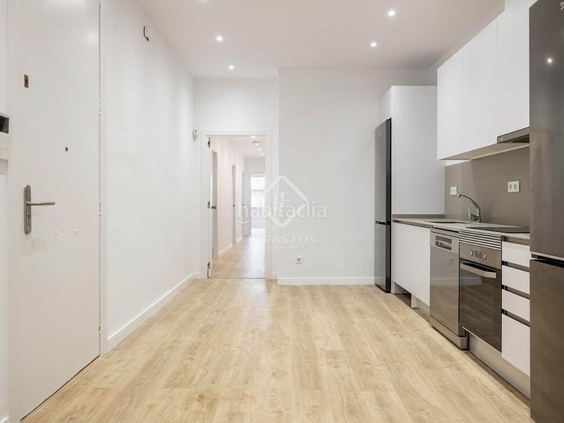 Foto 402db3f8-d680-4dff-852c-d199b8aa6702. Piso  reformado en venta con terraza privada de 82 m en la consell de cent en Barcelona