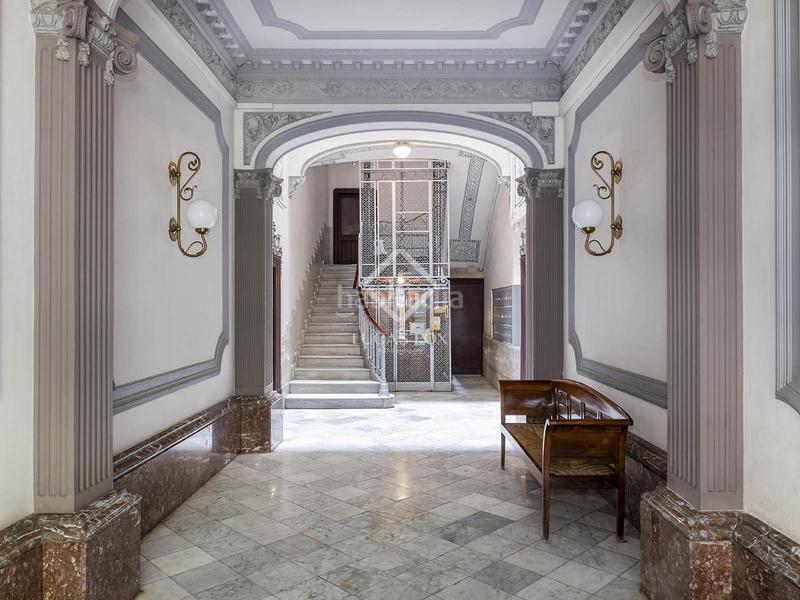 Foto 7564f67e-e5da-4823-9069-2e4337e26876. Piso  reformado en venta con terraza privada de 82 m en la consell de cent en Barcelona