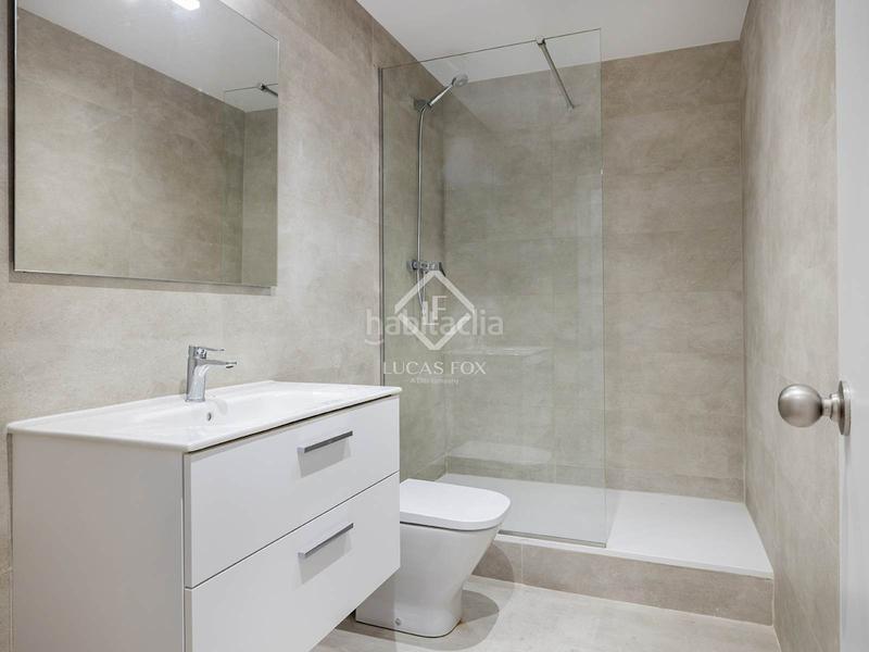 Foto 82658f70-a0be-4130-b132-ce3fb423c9f5. Piso  reformado en venta con terraza privada de 82 m en la consell de cent en Barcelona