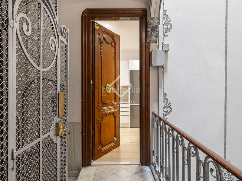 Foto beed6746-6491-4c05-8a33-0d6bf5cadd96. Piso  reformado en venta con terraza privada de 82 m en la consell de cent en Barcelona