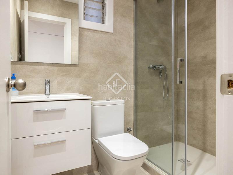 Foto c2f7e3a1-b722-438d-938a-43194aada059. Piso  reformado en venta con terraza privada de 82 m en la consell de cent en Barcelona