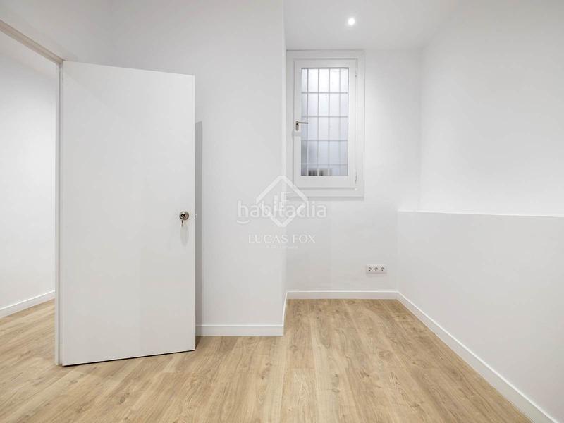 Foto db5b6afe-0d39-4795-83cc-37fa6e814a99. Piso  reformado en venta con terraza privada de 82 m en la consell de cent en Barcelona