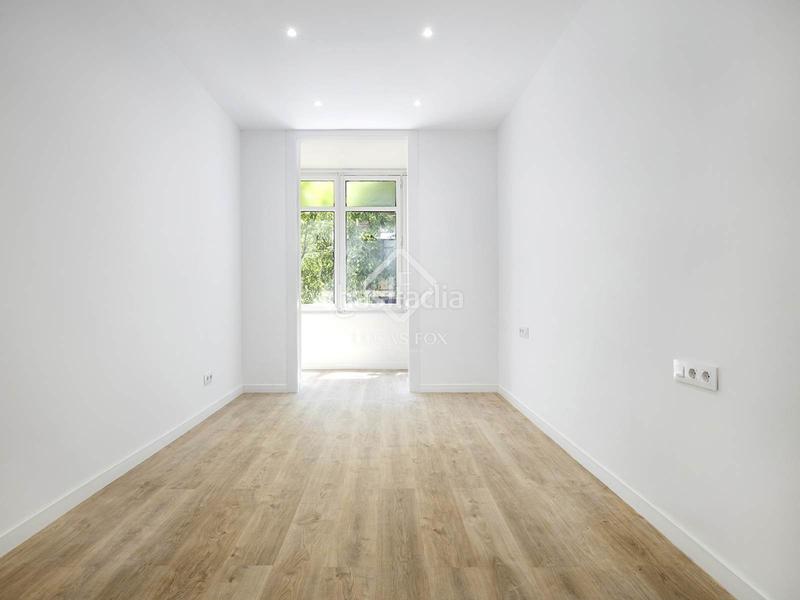 Foto e15594ae-331d-438c-a30e-364f5b38f382. Piso  reformado en venta con terraza privada de 82 m en la consell de cent en Barcelona