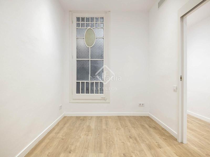 Foto ebe4b046-6892-45ff-97a0-e40011bc3074. Piso  reformado en venta con terraza privada de 82 m en la consell de cent en Barcelona