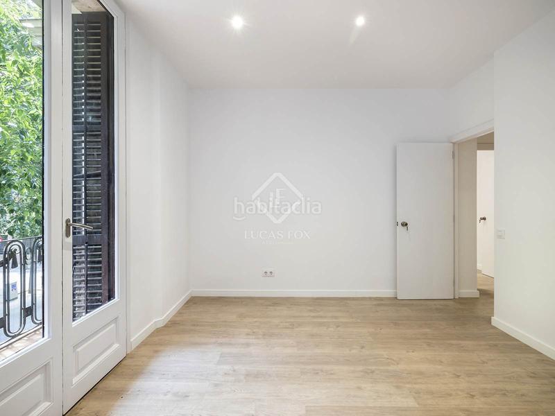 Foto fef12555-e5bc-459c-84fa-24e574b34476. Piso  reformado en venta con terraza privada de 82 m en la consell de cent en Barcelona