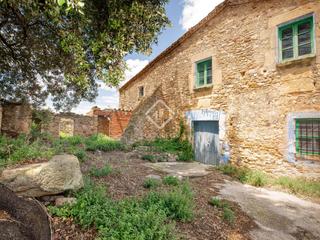 Masia a Forallac. Masía con un proyecto de renovación integral y 3 hectáreas de te